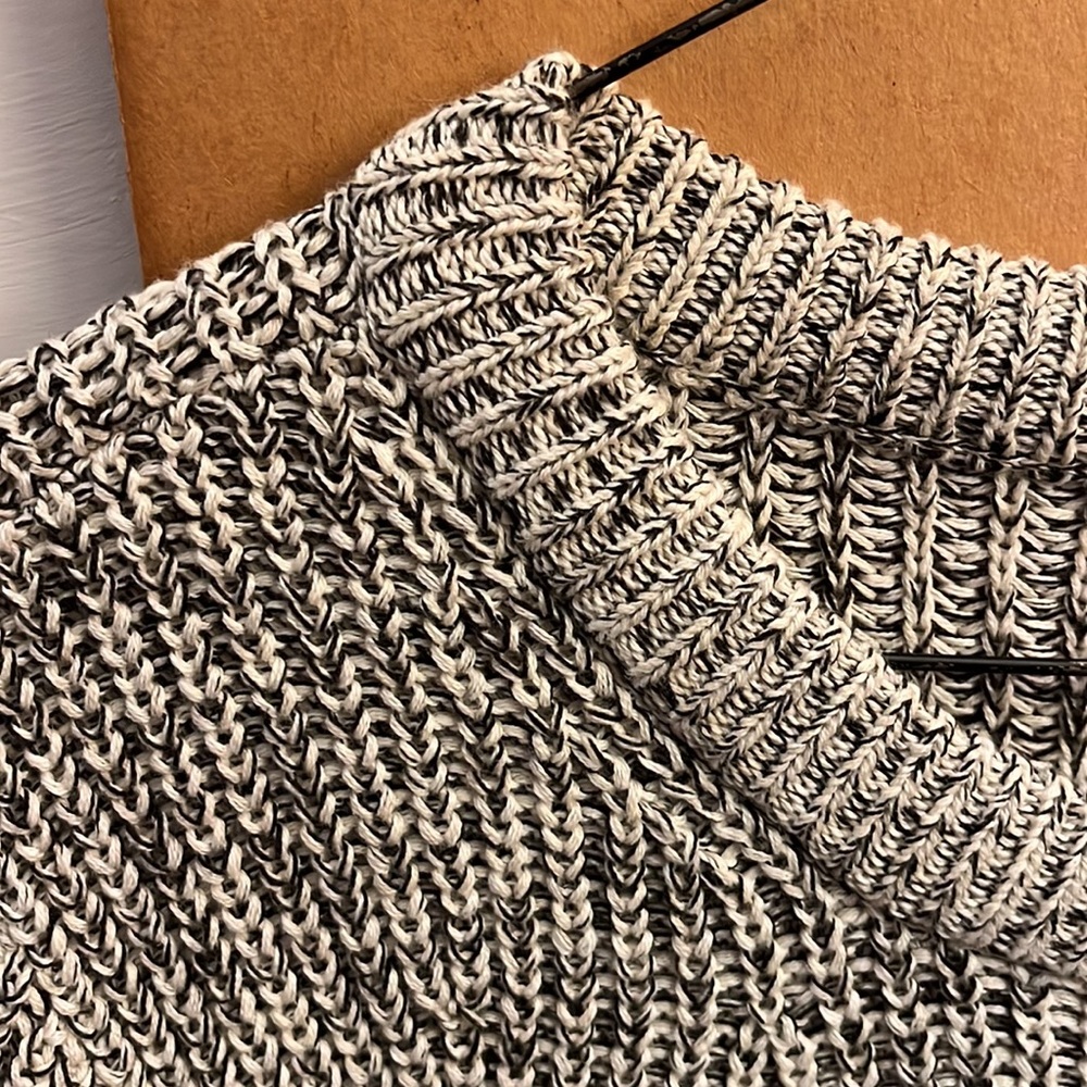 H&M Sweater - Picture 4 of 4